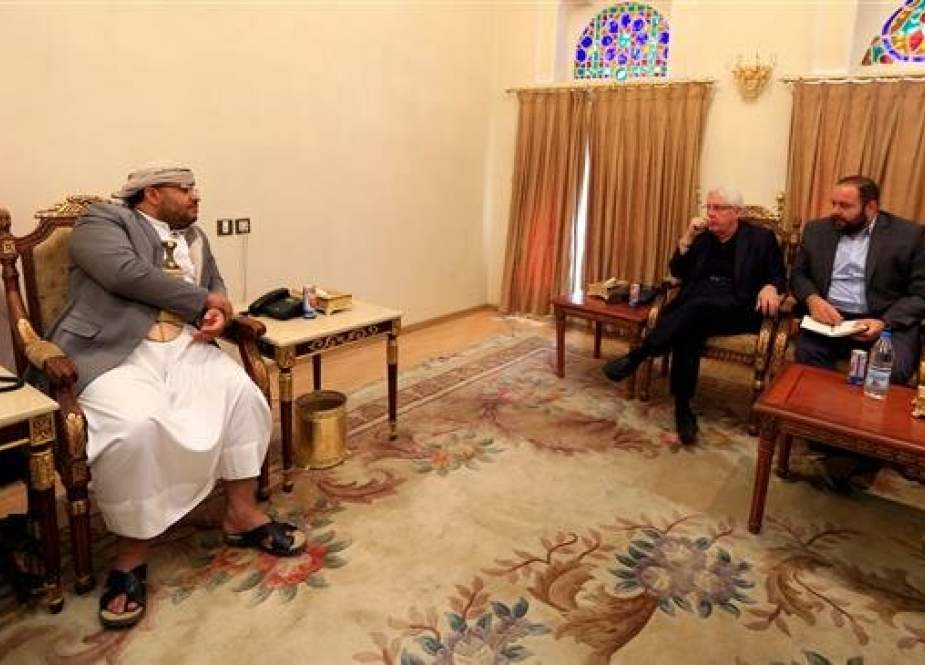 UN envoy to Yemen Martin Griffiths (3rd-R) meets with Mohammed Ali al-Houthi (L), President of the Houthi Revolutionary Committee, in the capital Sana’a, Yemen, on November 24, 2018. (Photo by AFP)