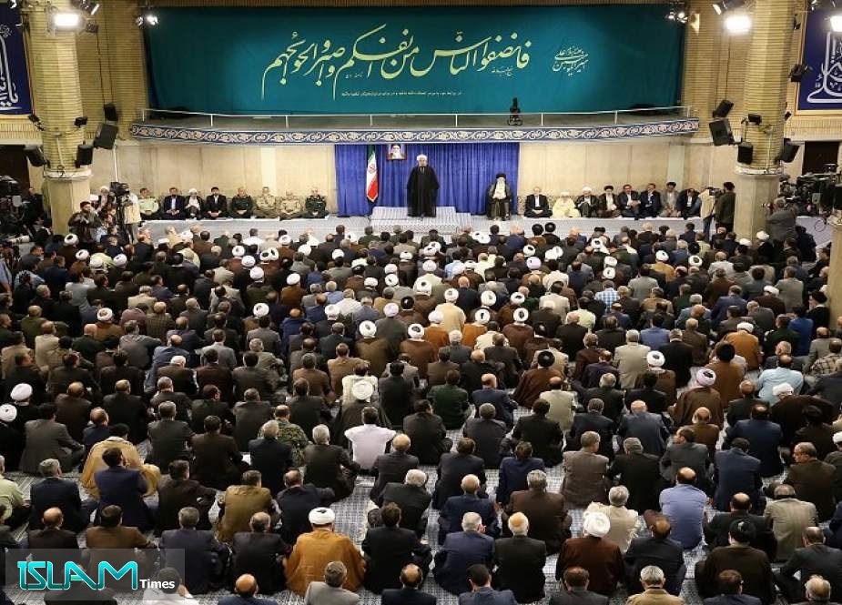 قائد الثورة الإسلامية يستقبل كبار المسؤولين الإيرانيين