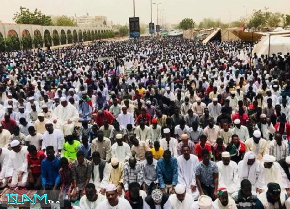 الآلاف يؤدون صلاة الجمعة أمام مقر القيادة العامة للجيش السوداني