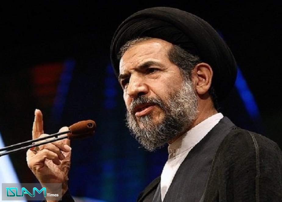خطيب طهران: ينبغي توظيف الشبان الأكفاء والثوريين