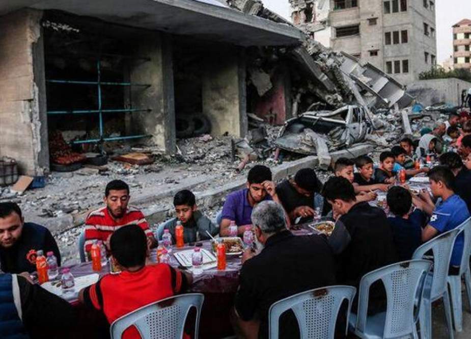 عکس/ افطار در خرابه‌های غزه