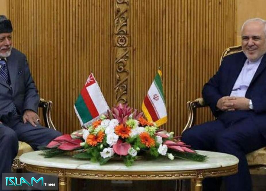 وزير الخارجية العماني يلتقي ظريف فور وصوله الى ايران