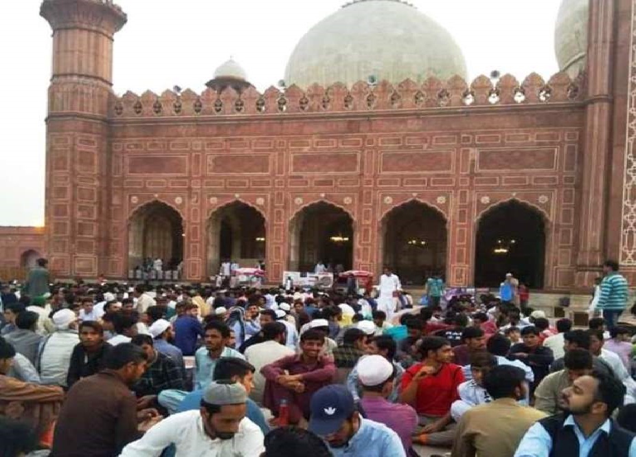لاہور کی بادشاہی مسجد میں تنظیم خیال نوء کی جانب سے شیعہ سنی کیلئے مشترکہ افطاری کا اہتمام