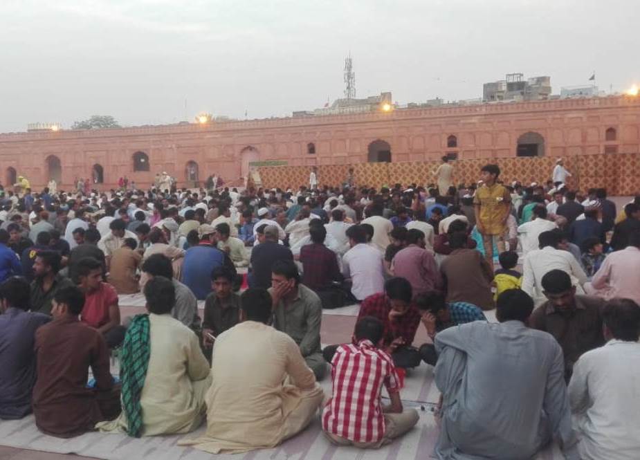 لاہور کی بادشاہی مسجد میں تنظیم خیال نوء کی جانب سے شیعہ سنی کیلئے مشترکہ افطاری کا اہتمام
