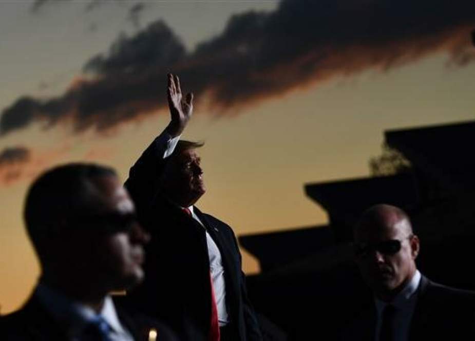 US President Donald Trump waves as he leaves his Make America Great Again rally at Williamsport Regional Airport on May 20, 2019, in Montoursville, Pennsylvania. (AFP photo)