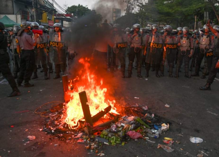 Indonesian anti-riot police take their position during an overnight violent demonstration near the election oversight body Bawaslu in Jakarta, Indonesia, on May 22, 2019. (Photo by AFP)