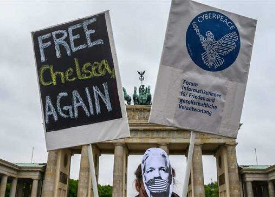 Demonstration in support of Julian Assange at Brandenburg Gate in Berlin.jpg