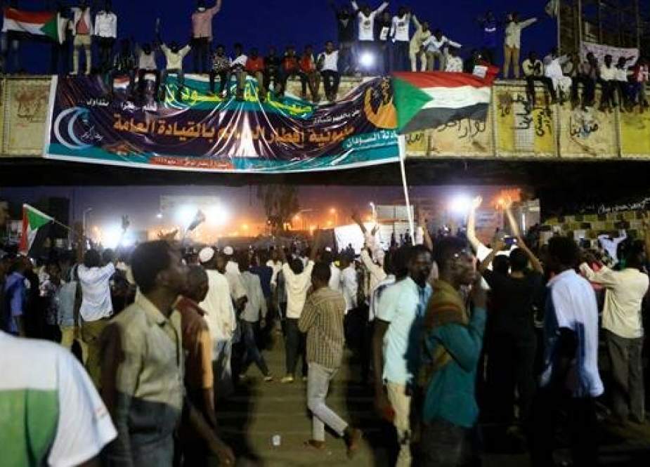 Sudanese demonstrators gather outside the military headquarters in the capital, Khartoum, on May 20, 2019. (Photo by AFP)
