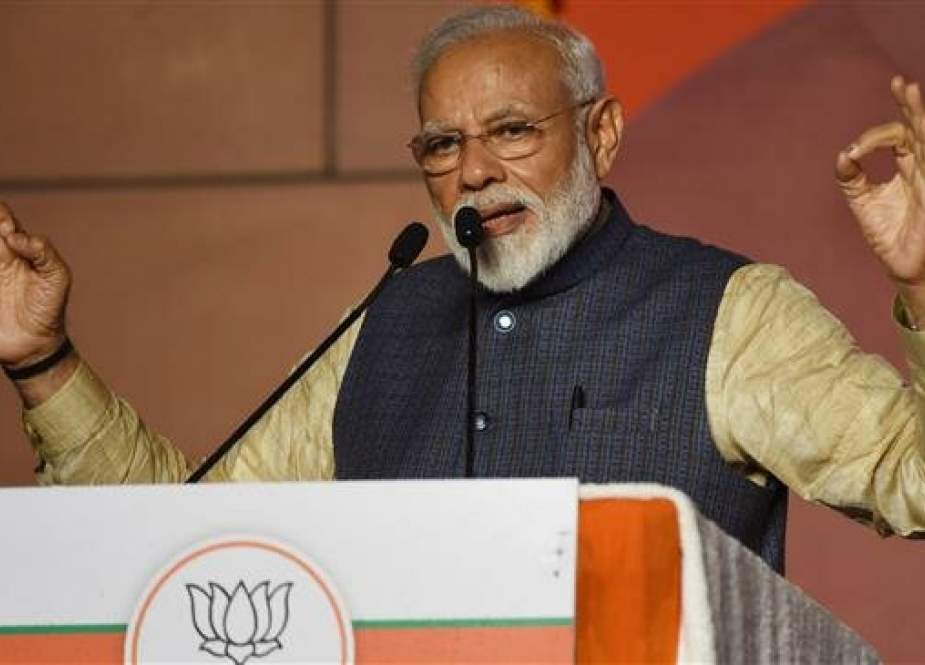 India Prime Minister Narendra Modi (L) gestures as he speaks on stage during his victory speech at the Bhartiya Janta Party (BJP) headquarters after winning India