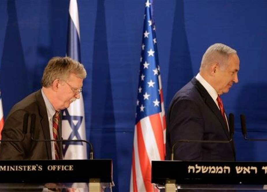 Israeli Prime Minister Benjamin Netanyahu (R) and US National Security Advisor John Bolton, leave the stage after their statement to the media follow their meeting, in al-Quds Jerusalem on January 6, 2019. (AFP photo)