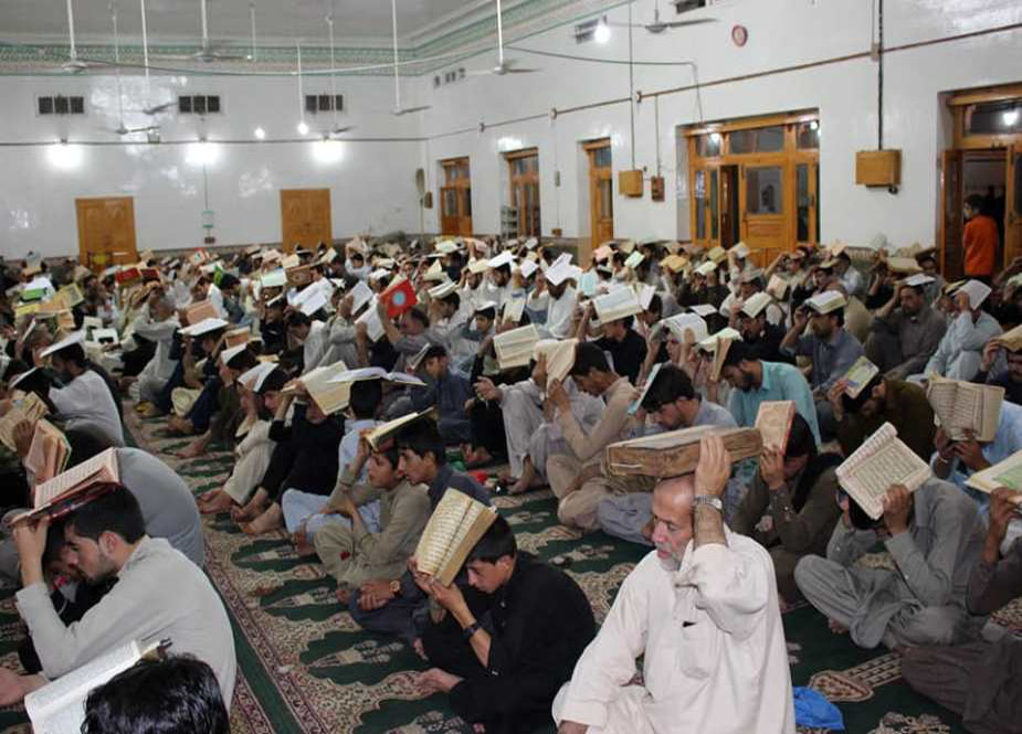 پاراچنار مرکزی جامع مسجد میں مومنین شب قدر کی عبادت بجالاتے ہوئے