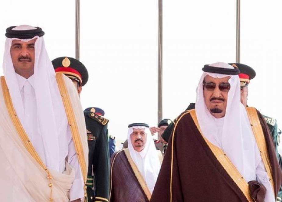 King Salman bin Abdulaziz receives Crown Prince Sheikh Tamim Bin Hamad Al Thani (L)