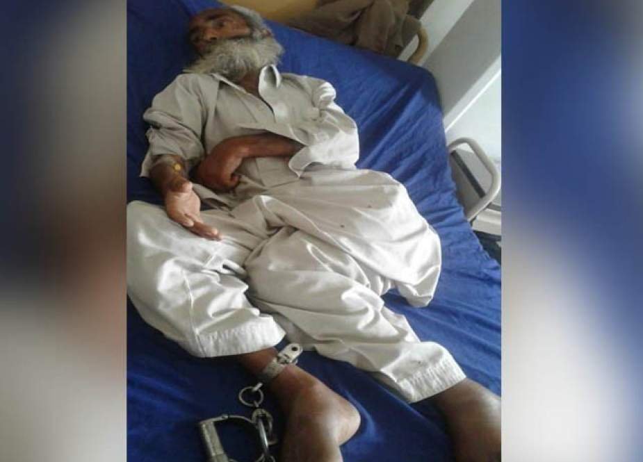 مردان میں فالج زدہ معمر قیدی کی میت کو ہتھکڑیاں، تصویر وائرل