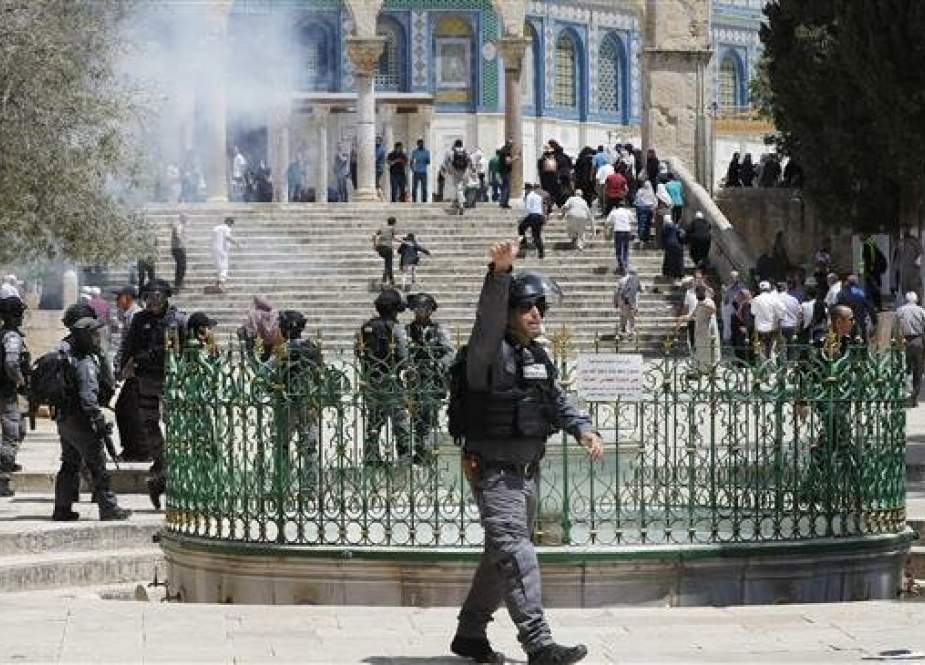 A member of the Israeli security forces gestures at al-Aqsa Mosque compound in the Old City of Jerusalem al-Quds on June 2, 2019, as clashes broke out while Israelis marked Jerusalem Day. (Photo by AFP)