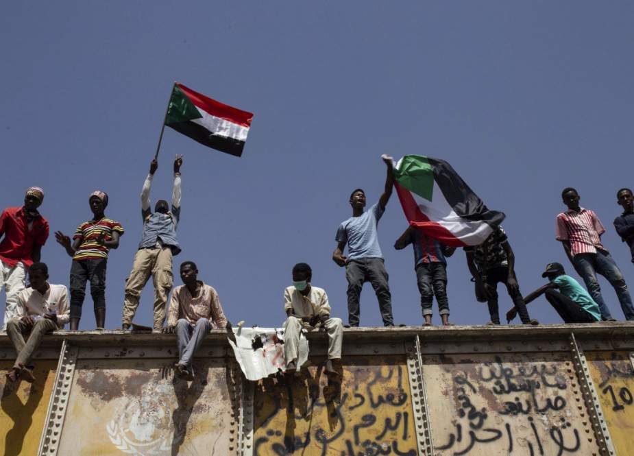 Sudanese protesters, waving a national flag, take part in a sit-in outside the army headquarters in Khartoum on May 5, 2019. (Photo by AFP)