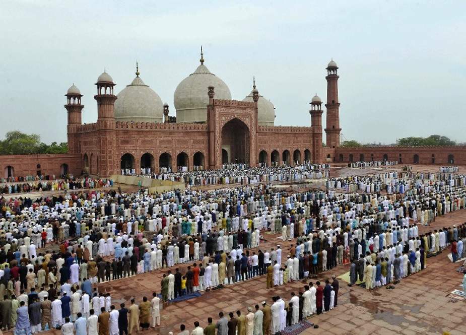لاہور، عید الفظر کی نمازیں ادا، ہزاروں افراد کی شرکت