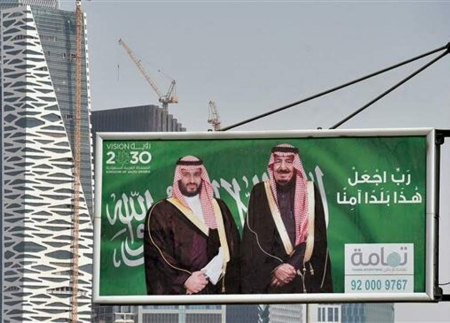 A picture taken on October 22, 2018 shows portraits of Saudi King Salman (R) and his son Crown Prince Mohammed bin Salman displayed in Riyadh. (file photo)