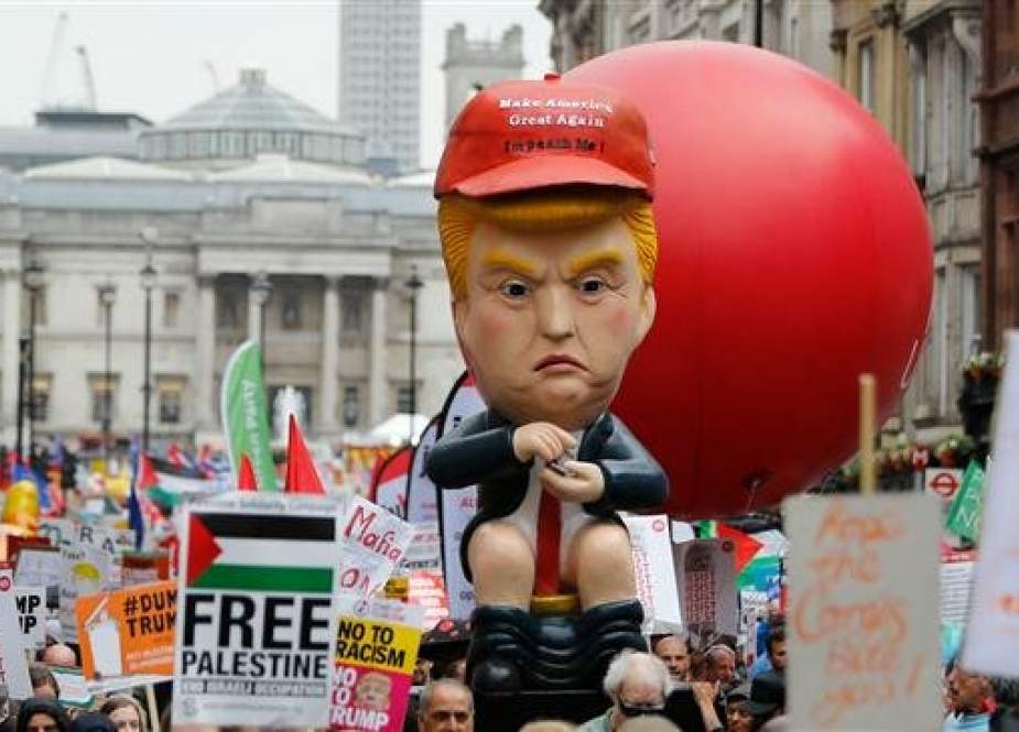 Demonstrators anti-Trump on Trafalgar Square, London.jpg