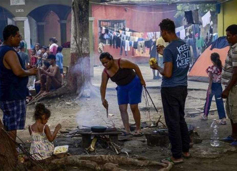 Migrants in the hopes of reaching the United States gather arround a fire at a shelter in Tapachula, Chiapas state, Mexico, on June 8, 2019. The United States and Mexico reached an 11th-hour deal late Friday to crack down on migration from Central America. (Photo by AFP)