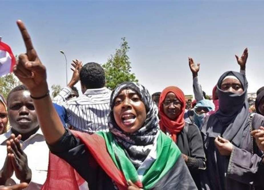 Sudanese demonstrators gather near the military headquarters in the capital Khartoum on April 15, 2019. (Photo by AFP)