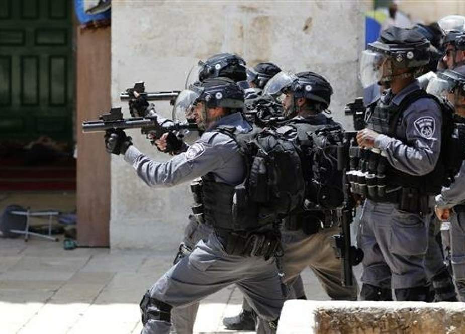 Israeli forces aim tear gas at Palestinian protesters at the al-Aqsa Mosque compound, in the Old City of Jerusalem al-Quds, on June 2, 2019, as clashes broke out while extremist settlers marked Jerusalem Day. (Photo by AFP)