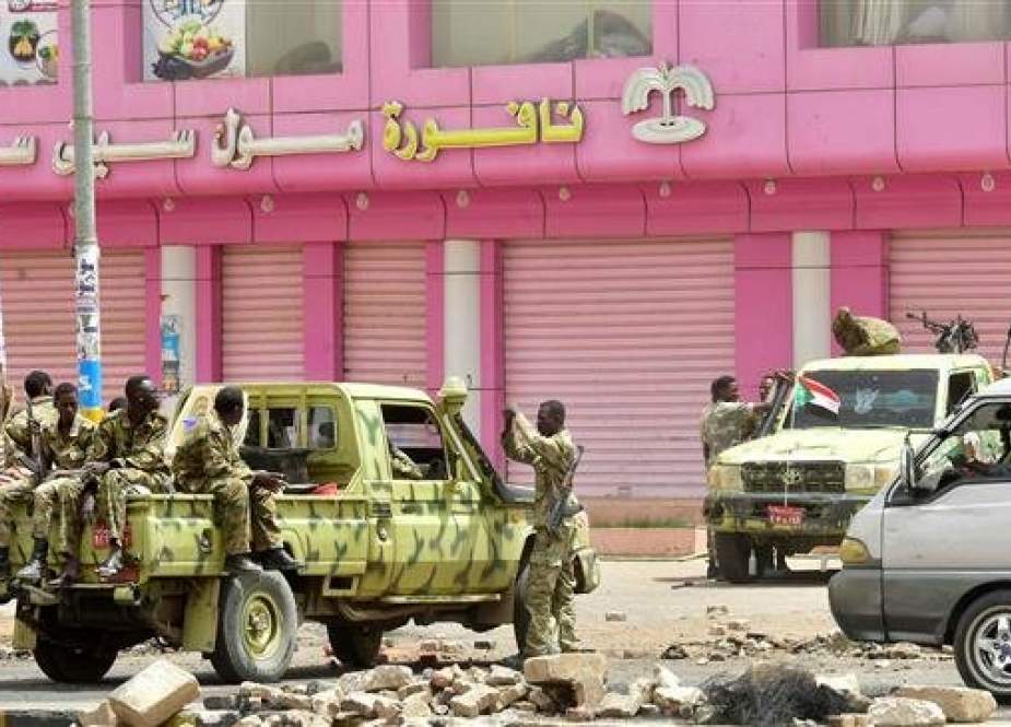 Sudanese soldiers stand guard on a street in Khartoum on June 9, 2019. (Photo by AFP)