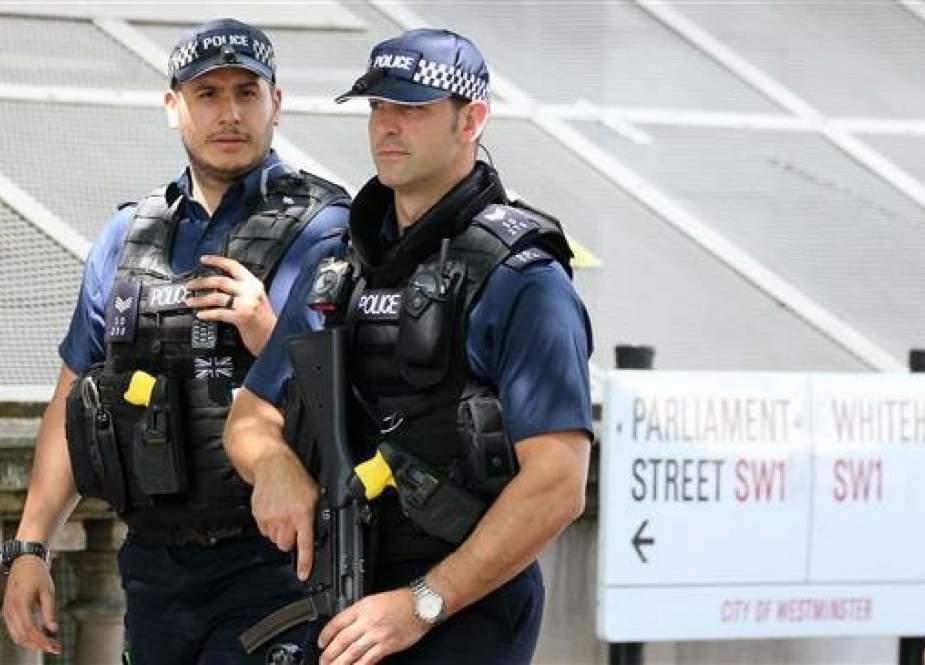 Armed British Metropolitan Police officers carry their guns as they patrol on Whitehall in central London on May 23, 2019, following reports of a suspicious item. (AFP photo)
