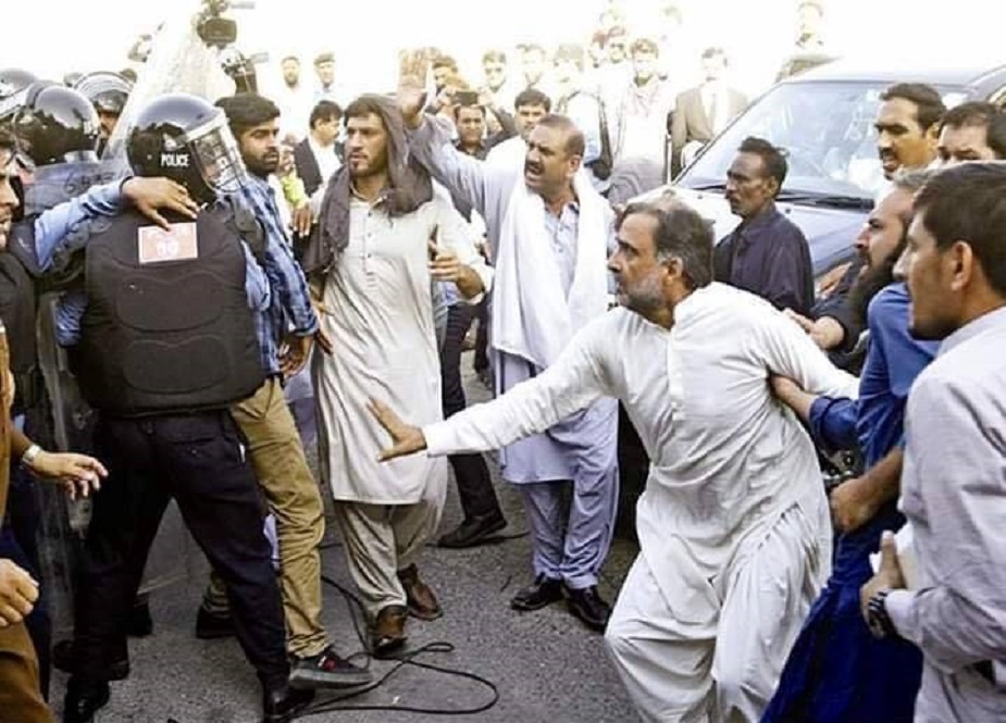 اسلام آباد، پاکستان پیپلز پارٹی کے شریک چیئرمین آصف علی زرداری کی نیب کے ہاتھوں گرفتاری کی تصاویر