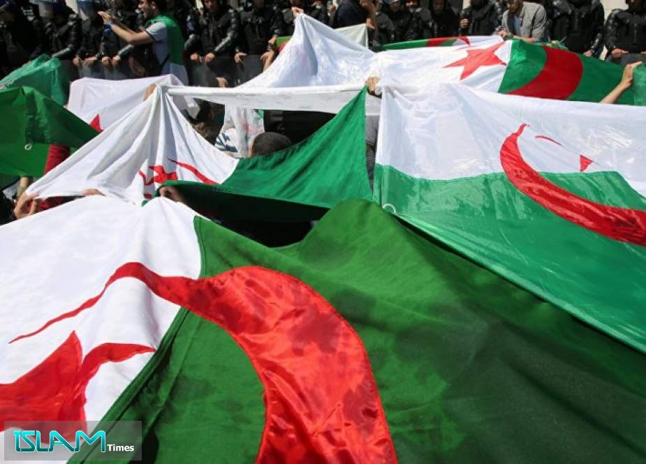 مظاهرات طلابية في الجزائر للمطالبة بتنحي الرئيس المؤقت
