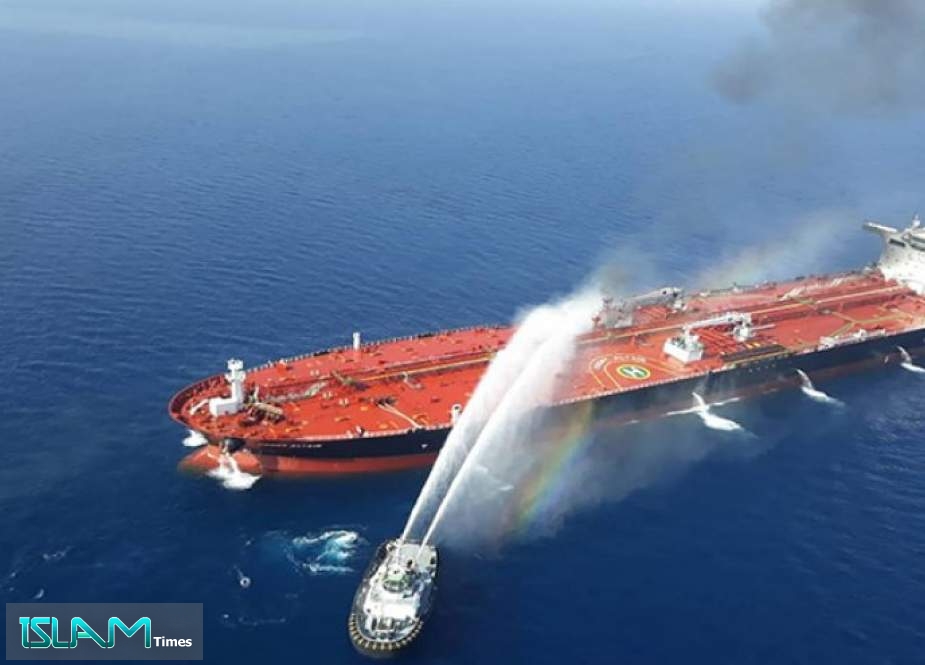 اخماد نيران ناقلتي النفط المنكوبتين في بحر عمان