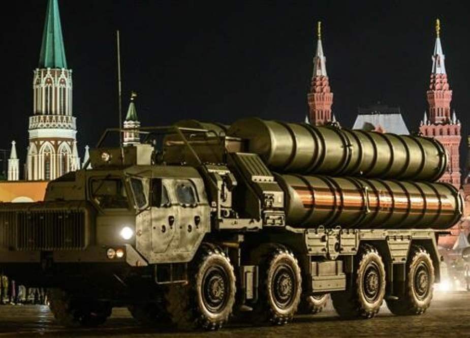 Russian S-400 Triumf surface-to-air missile launchers roll down the Red Square during a night rehearsal for the WWII Victory Parade in Moscow, Russia, on May 4, 2019. (Photo by AFP)
