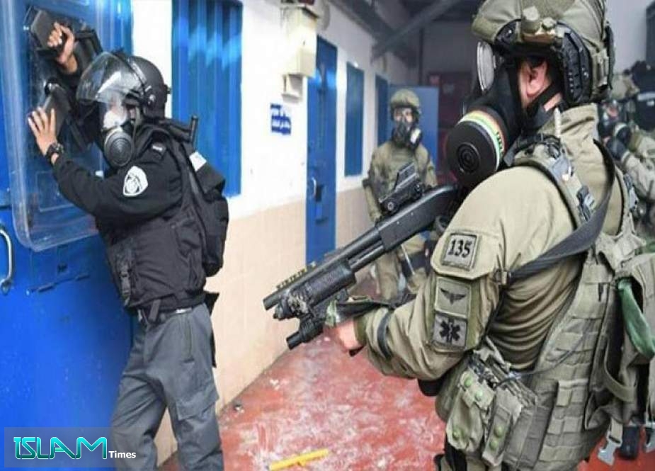 قوات القمع الصهيونية تقتحم معتقل "عسقلان"