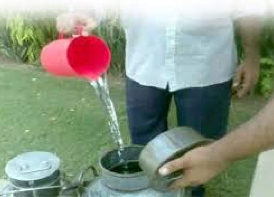 پشاور میں دودھ میں پانی ملانا جرم، 220 لیٹر غیر معیاری دودھ تلف