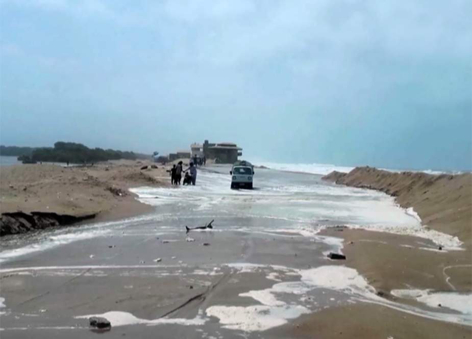 کراچی کے سمندر میں طغیانی، پانی کنارے سے سڑک پر آگیا