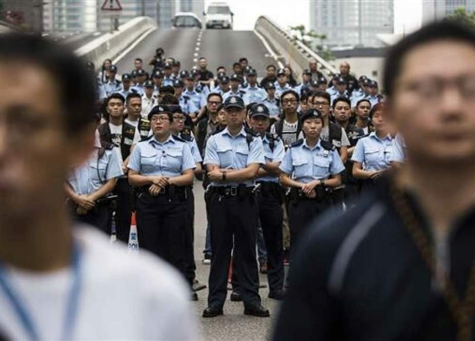 Police arrive to negotiate with protesters to clear a road in Hong Kong early on June 17, 2019. (Photo by AFP)