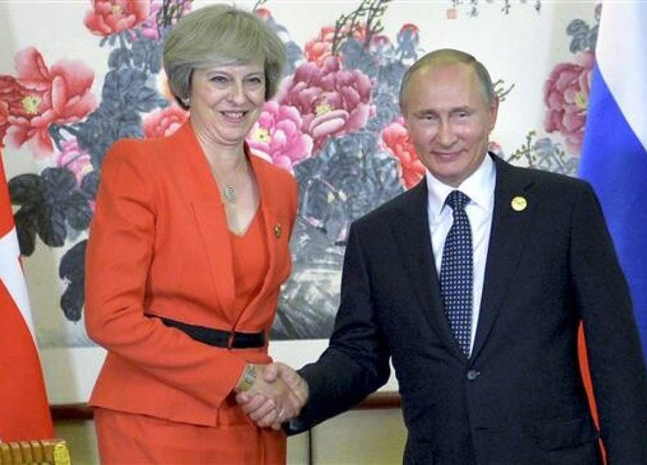 Russian President Vladimir Putin, right, shakes hands with British Prime Minister Theresa May during a bilateral meeting in Hangzhou, China, September 4, 2016. (File photo via AP)