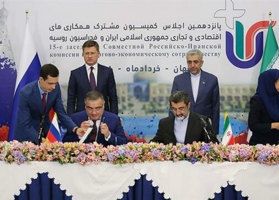 Russian Energy Minister Alexander Novak (standing L) and his Iranian counterpart Reza Ardekanian oversee the signing of agreements in Isfahan, Iran on June 18, 2019. (Photo by Tasnim)