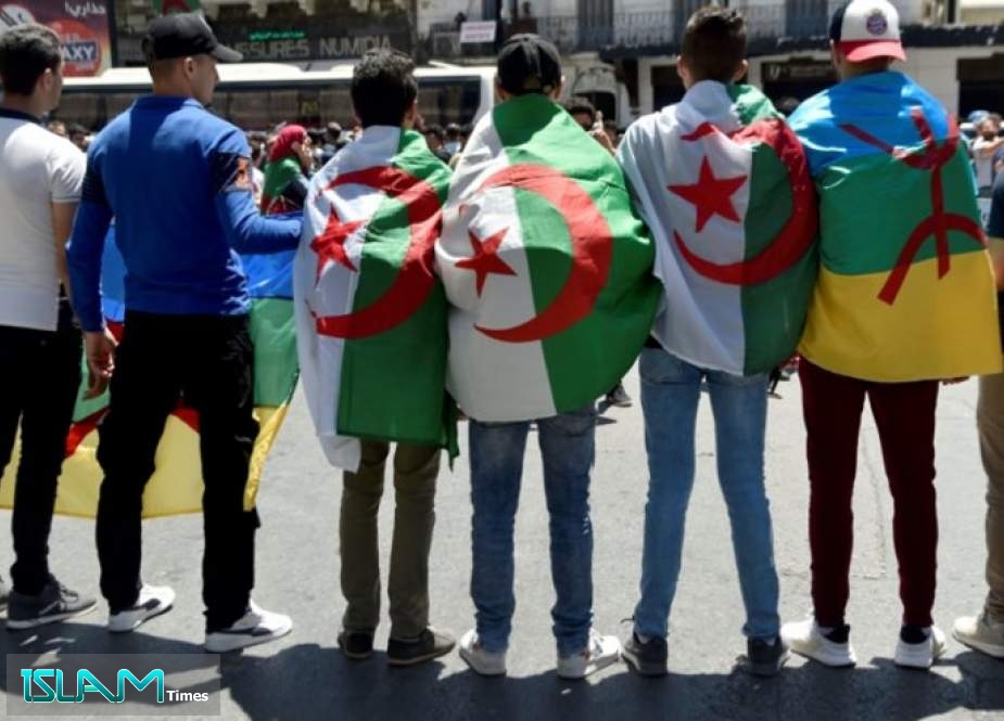 الجيش الجزائري يحذر من "رايات مشبوهة"