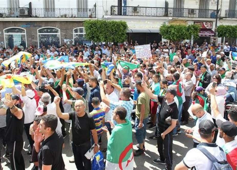Thousands of protesters return to Algiers streets demanding change
