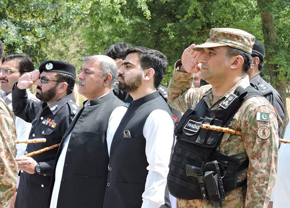 وزیراعلٰی خیبر پختونخوا نے تاج زئی کے علاقے میں شہید عارف اللہ کی قبر پہ حاضری دی