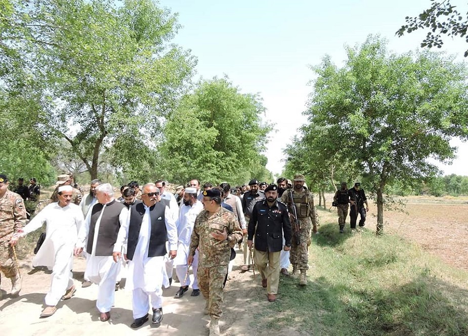 وزیراعلٰی خیبر پختونخوا نے تاج زئی کے علاقے میں شہید عارف اللہ کی قبر پہ حاضری دی