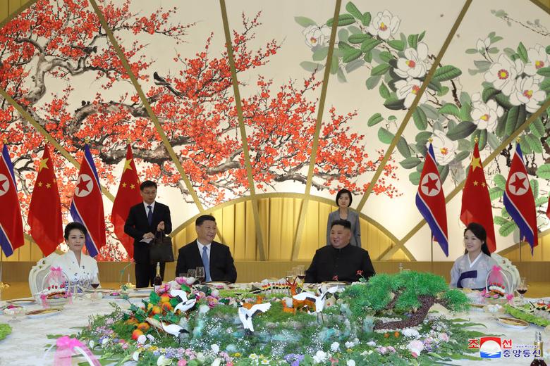 North Korean leader Kim Jong Un and Chinese President Xi Jinping attend a banquet in Pyongyang