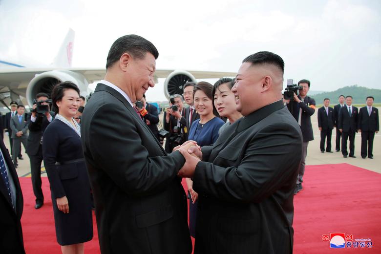 North Korean leader Kim Jong Un welcomes Chinese President Xi Jinping at the Pyongyang International Airport
