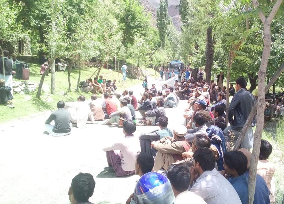 گلگت سکردو روڈ پر روندو طورمک کے عوام کا اپنے مطالبات کے حق میں 7 گھنٹے کا طویل دھرنا