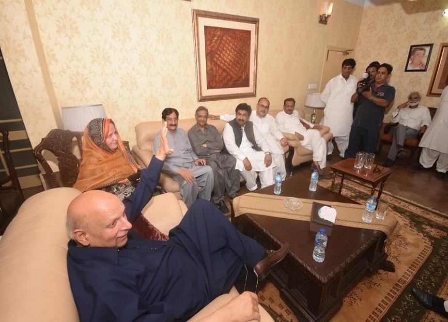 سرگودہا، گورنر پنجاب چوہدری سرور کی سرگودہا میں پی ٹی آئی کے رہنماؤں سے ملاقات کی تصاویر