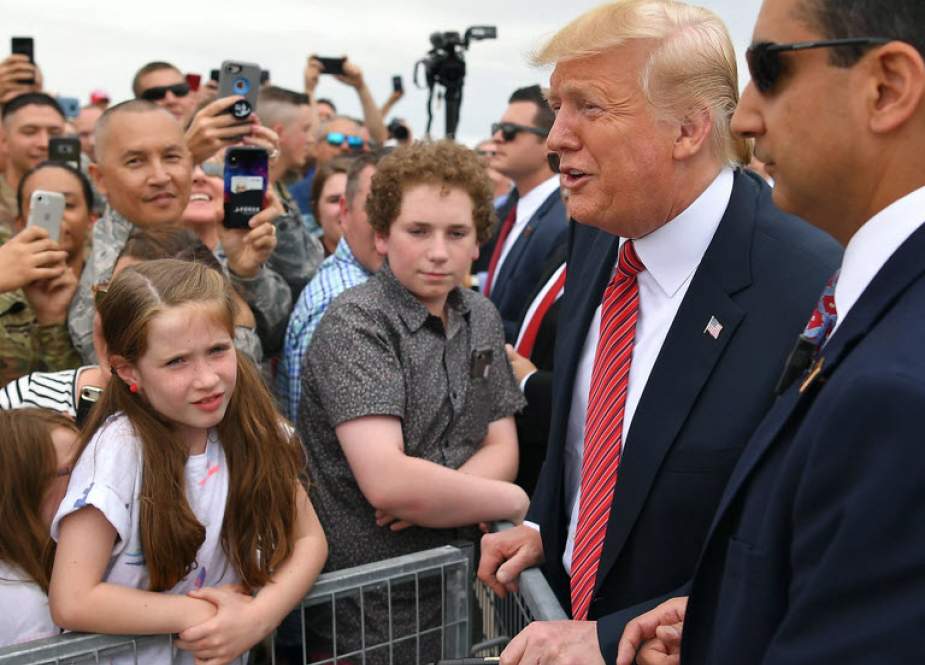 US President Donald Trump greets members of the military and their families after stepping off Air Force One at Offutt Air Force Base, Nebraska on June 11, 2019. (AFP photo)