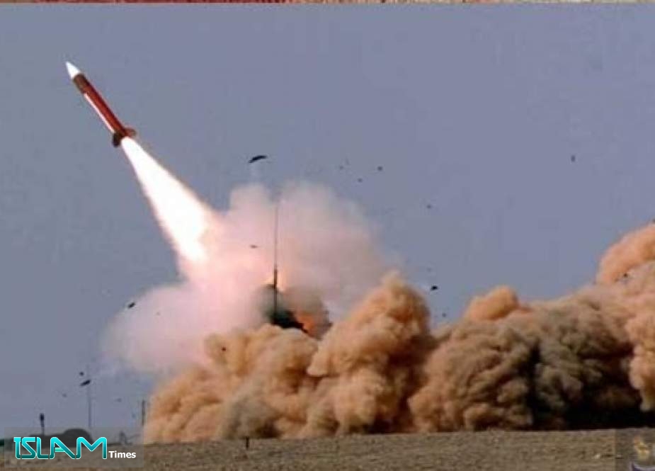 صاروخ باليستي يمني يدك مقراً لقيادة القوات السعودية والمرتزقة بجيزان