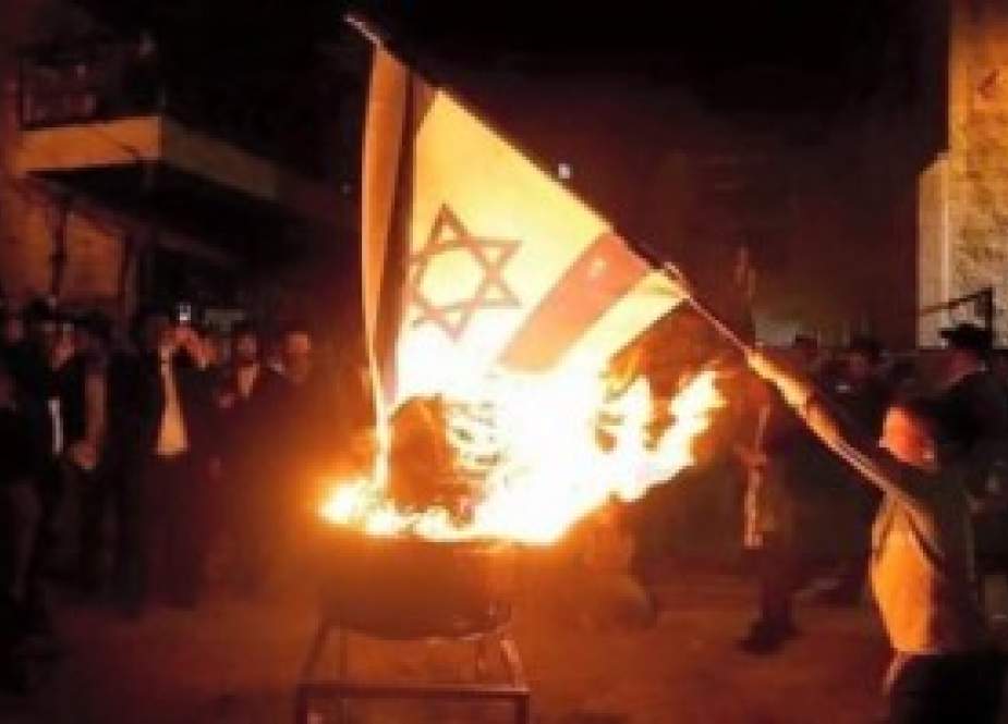 Pembakatan bendera Zionis Israel oleh demonstran di Tel Aviv.jpg