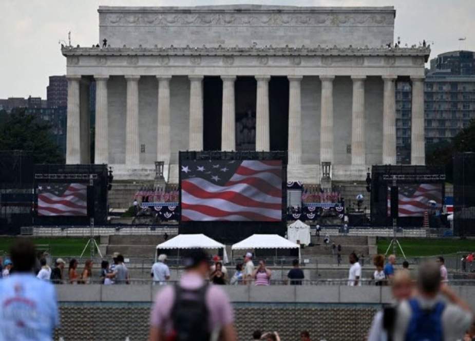 مراسم روز استقلال آمریکا؛ از اعتراض تا سخنرانی ترامپ پشت شیشه ضدگلوله +عکس