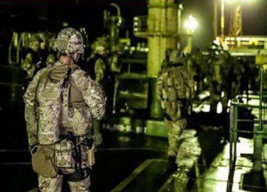 خروج تفنگداران نیروی دریایی انگلیس از نفتکش توقیف شده ایران